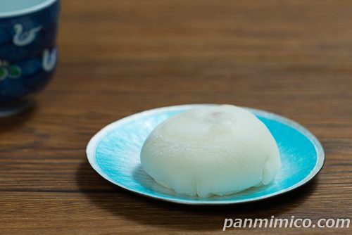 ヤマザキ「雪苺娘（つぶあん＆ホイップ）」斜めから撮った写真