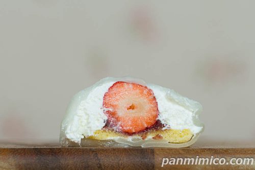 ヤマザキ「雪苺娘（つぶあん＆ホイップ）」断面の写真