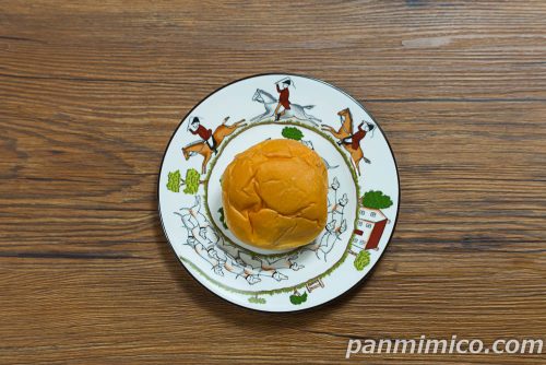 ファミマ新作「冷やして食べるとろけるくりーむパン　濃いチョコレート」上から撮った写真