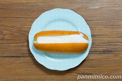 ファミマ新作「生コッペパン（たっぷりミルクホイップ）」上から撮った写真