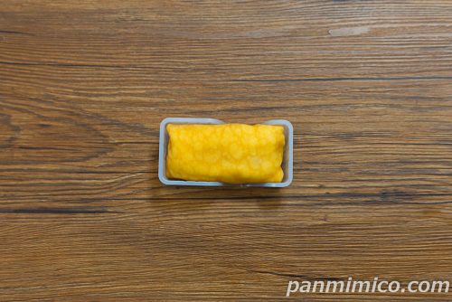 「ファミマ・ザ・クレープ　ブルーベリーレアチーズ」上から撮った写真