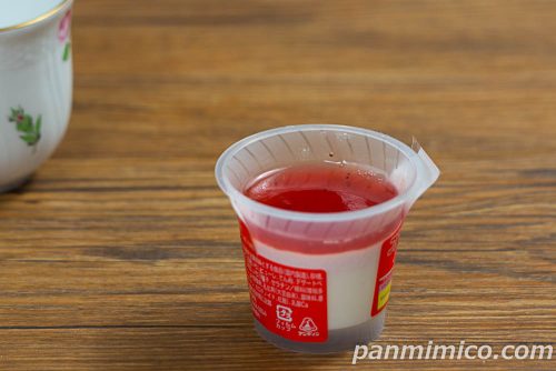 ファミマ新作「フルーチェプリン　イチゴ」斜めから撮った写真