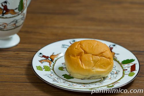 ファミマ新作「冷やして食べるとろけるくりーむパン　濃いチョコレート」斜めから撮った写真