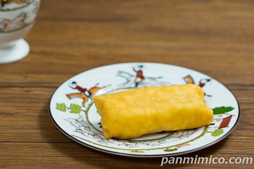 「ファミマ・ザ・クレープ　ブルーベリーレアチーズ」斜めから撮った写真