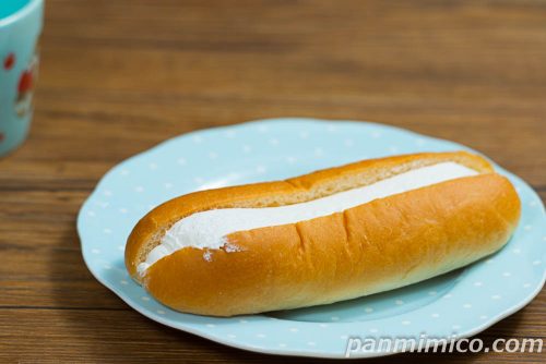 ファミマ新作「生コッペパン（たっぷりミルクホイップ）」斜めから撮った写真