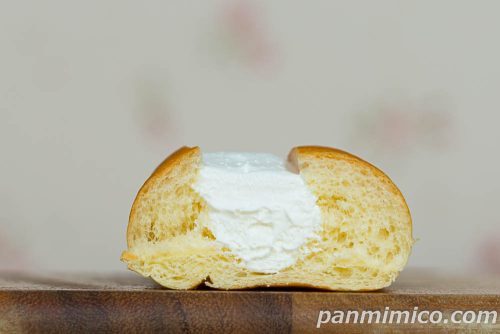 ファミマ新作「生コッペパン（たっぷりミルクホイップ）」断面の写真