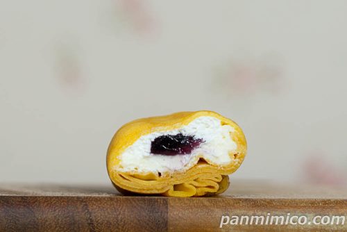 「ファミマ・ザ・クレープ　ブルーベリーレアチーズ」断面の写真