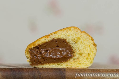 ファミマ新作「冷やして食べるとろけるくりーむパン　濃いチョコレート」断面の写真