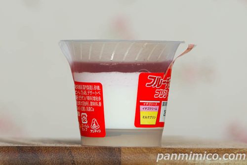 ファミマ新作「フルーチェプリン　イチゴ」断面の写真