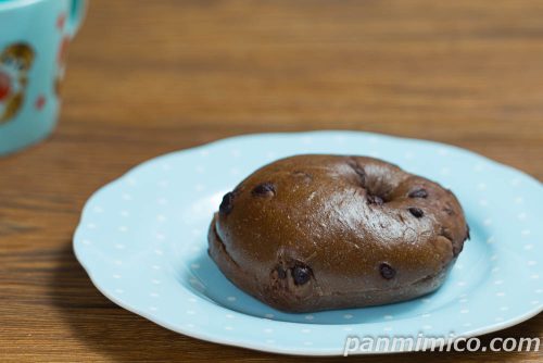 セブン新作「７Ｐ　チョコベーグルサンド　チョコクリーム」斜めから撮った写真