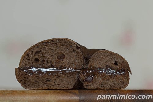 セブン新作「７Ｐ　チョコベーグルサンド　チョコクリーム」断面の写真