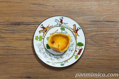 セブンイレブン新作の「フラン　焼きカスタード＆ビスケット」上から撮った写真