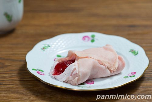 セブンの「もっちり和クレープ　さくらといちご」斜めから撮った写真