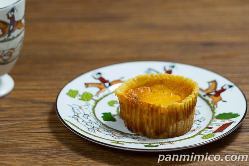 セブンイレブン新作の「フラン　焼きカスタード＆ビスケット」斜めから撮った写真