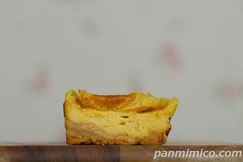 セブンイレブン新作の「フラン　焼きカスタード＆ビスケット」断面の写真