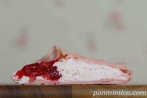 セブンの「もっちり和クレープ　さくらといちご」断面の写真