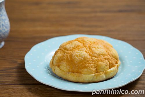 ヤマザキ「特濃メロンパン（ミルククリーム）」斜めから撮った写真