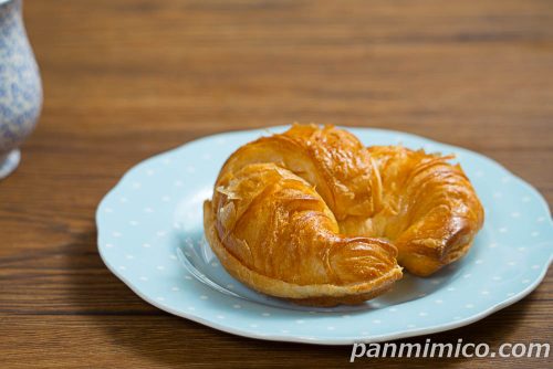 ヤマザキ新作「特濃クロワッサン（カスタード）」斜めから撮った写真
