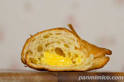 ヤマザキ新作「特濃クロワッサン（カスタード）」断面の写真