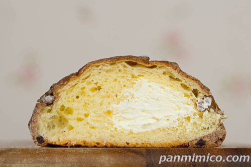 Pasco「ギルティホイップメロンパン」断面の写真