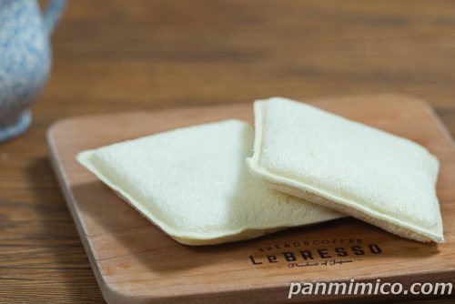 ヤマザキ「贅沢ランチパック（まるでモンブランタルト）」斜めから撮った写真