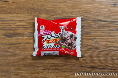 ピンクなブラックサンダークッキードーナツ（いちご）【ファミリーマート】パッケージの写真