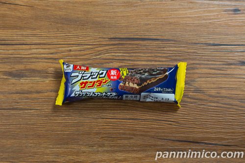 大阪ブラックサンダー　チョコクッキーサンド（キャラメル）【ファミリーマート】パッケージの写真