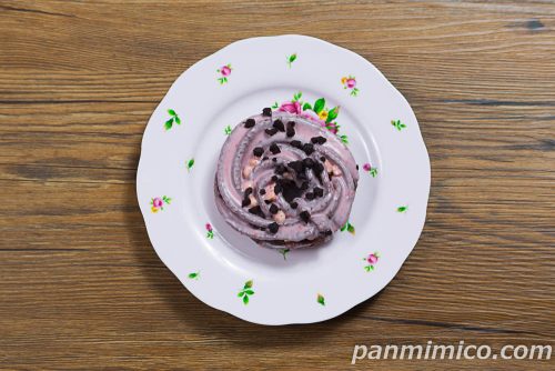 ピンクなブラックサンダークッキードーナツ（いちご）【ファミリーマート】上から撮った写真