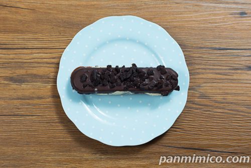 大阪ブラックサンダー　チョコクッキーサンド（キャラメル）【ファミリーマート】上から撮った写真