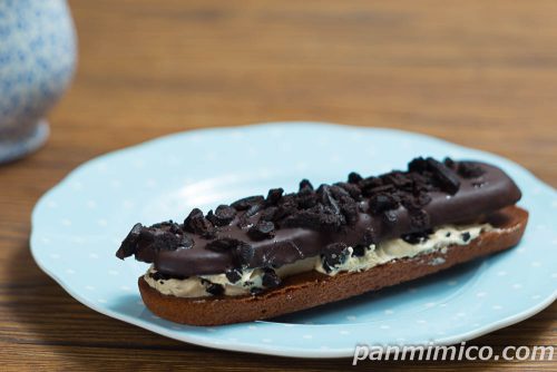 大阪ブラックサンダー　チョコクッキーサンド（キャラメル）【ファミリーマート】斜めから撮った写真