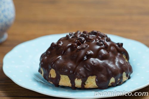 ブラックサンダーメロンパン【ファミリーマート】斜めから撮った写真