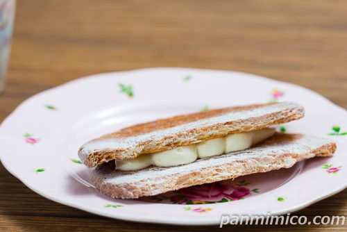 デニッシュサンド　練乳バニラクリーム【セブンイレブン】斜めから撮った写真