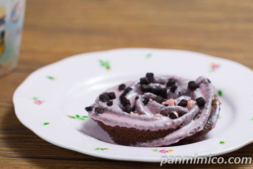 ピンクなブラックサンダークッキードーナツ（いちご）【ファミリーマート】斜めから撮った写真