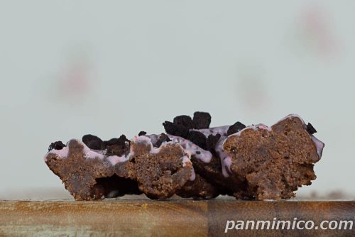 ピンクなブラックサンダークッキードーナツ（いちご）【ファミリーマート】断面の写真