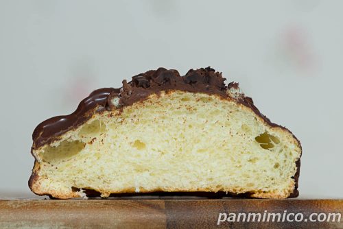 ブラックサンダーメロンパン【ファミリーマート】断面の写真