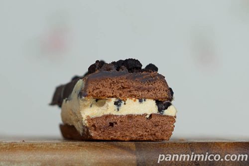 大阪ブラックサンダー　チョコクッキーサンド（キャラメル）【ファミリーマート】断面の写真