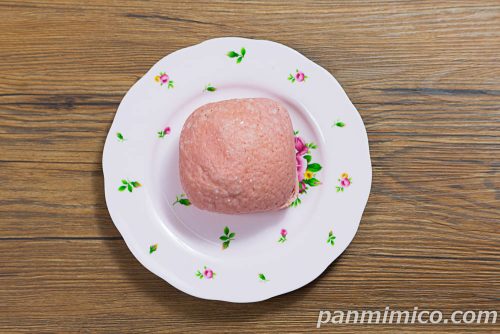 セブンの「いちごジャム＆チーズクリームメロンパン」上から撮った写真