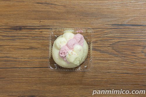セブン新作「いちごホイップ＆クリームチーズパン」断面の写真