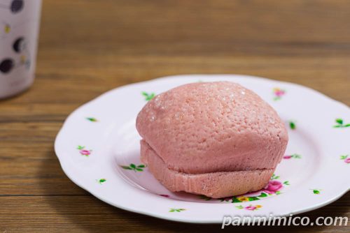 セブンの「いちごジャム＆チーズクリームメロンパン」斜めから撮った写真