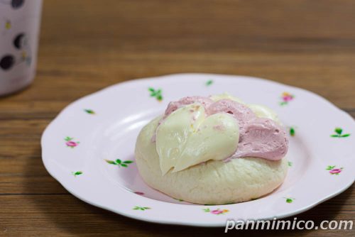 セブン新作「いちごホイップ＆クリームチーズパン」斜めから撮った写真