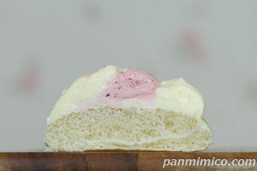 セブン新作「いちごホイップ＆クリームチーズパン」断面の写真