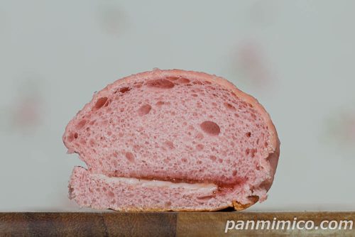 セブンの「いちごジャム＆チーズクリームメロンパン」断面の写真