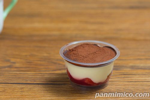 セブンの「パキっとティラミス　いちご」斜めから撮った写真