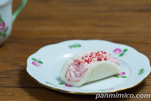 いちごミルク和むれっと【セブンイレブン】斜めから撮った写真