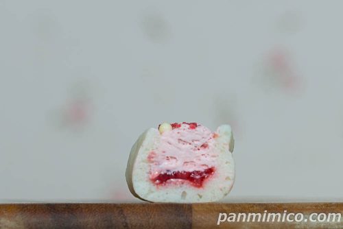 いちごミルク和むれっと【セブンイレブン】断面の写真