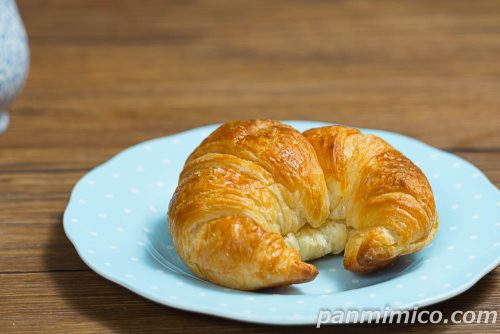 特濃クロワッサン（つぶあん＆ミルクホイップ）【ヤマザキ】斜めから撮った写真
