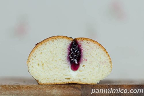 むっちりロール（ブルーベリージャム＆チーズクリーム）【ヤマザキ】断面の写真