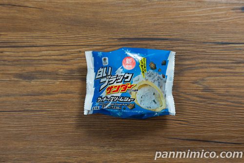 ファミマの「白いブラックサンダー　クッキー＆クリームシュー」パッケージの写真