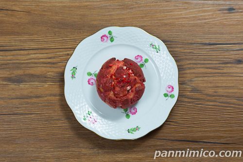 ローソンの「Uchi Café×ICHIBIKO　いちごのクッキーシュー」上から撮った写真