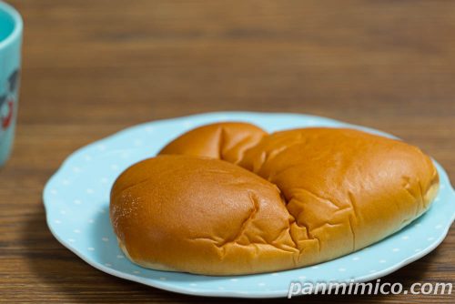 ローソン「もっともれそうなメガクリームパン」斜めから撮った写真